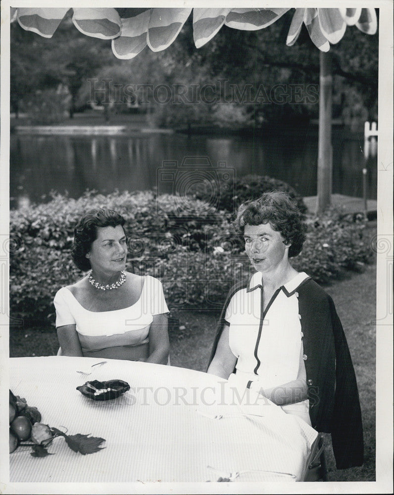 1962 Press Photo Mrs. A Lawton Mooney and Mrs. George Everitt - Historic Images