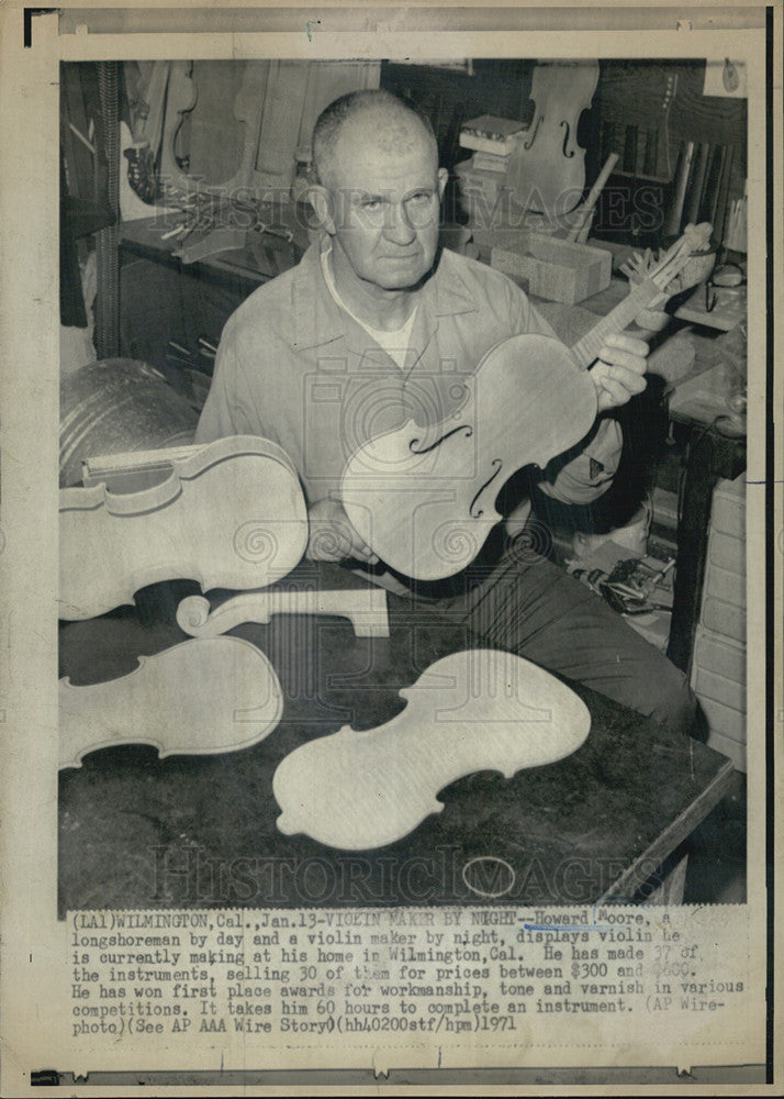 1971 Press Photo of longshoreman Howard Moore who also makes violins - Historic Images