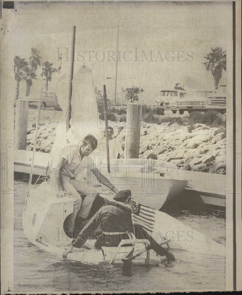 1967 Press Photo Jess Moore &amp; Tom Dorff on their sinking sailboat - Historic Images