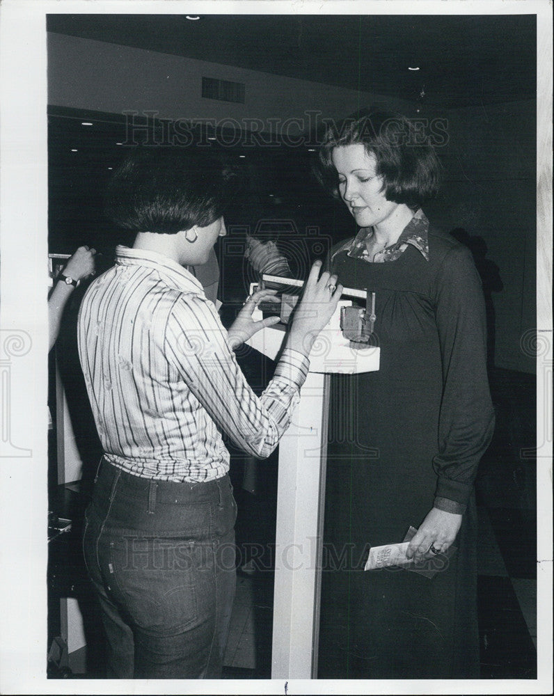 1977 Press Photo of Judy Moore on the scales at Weight Watchers in Chicago - Historic Images