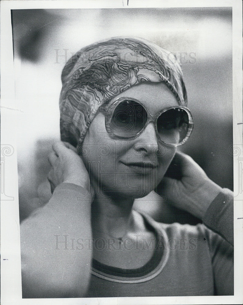1977 Press Photo of Sun-Times' Judy Moore in summer scarf and sunglasses - Historic Images