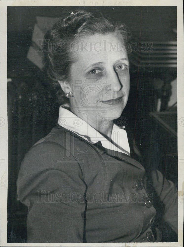 1947 Press Photo Helen Mitchell,Photo Editor at World Book Ency - Historic Images