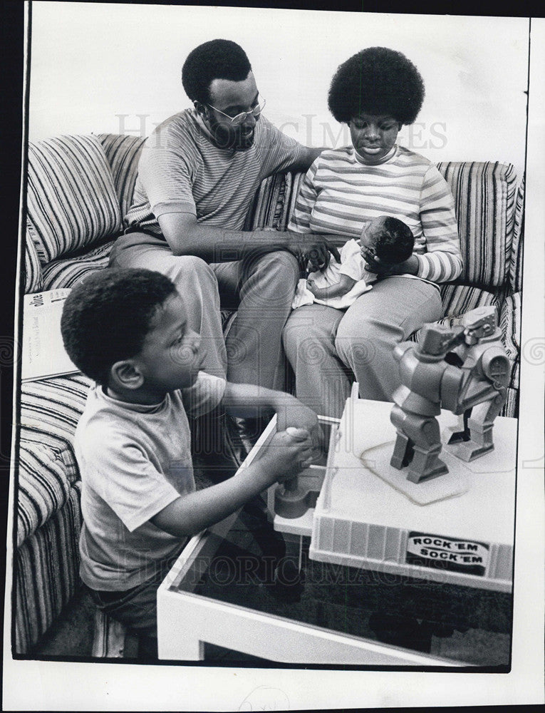 1973 Press Photo Harold &amp; Victoria Mitchell and kids - Historic Images