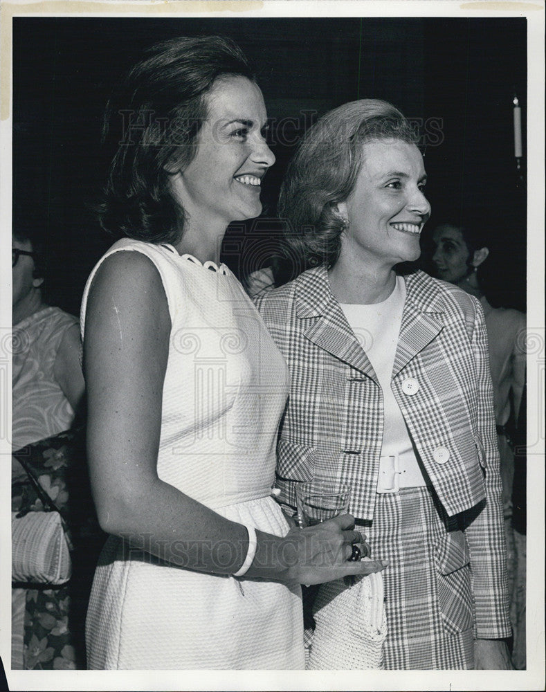 1969 Press Photo Mrs. Thomas Moorhead and Mrs. T. Emmet O&#39;Neill - Historic Images