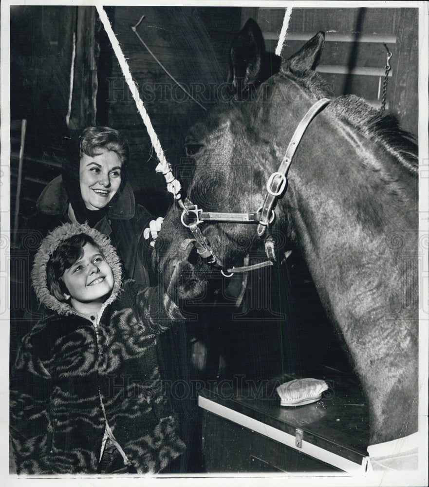 1964 Press Photo Mrs. William Morrissey and daughter Pam pet Gypsy Marie - Historic Images