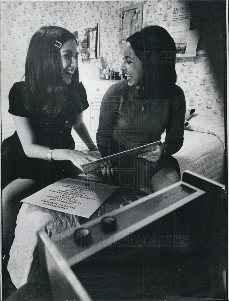 1970 Press Photo Students Anne Hoffman and Rabiha Zeidguy - Historic Images