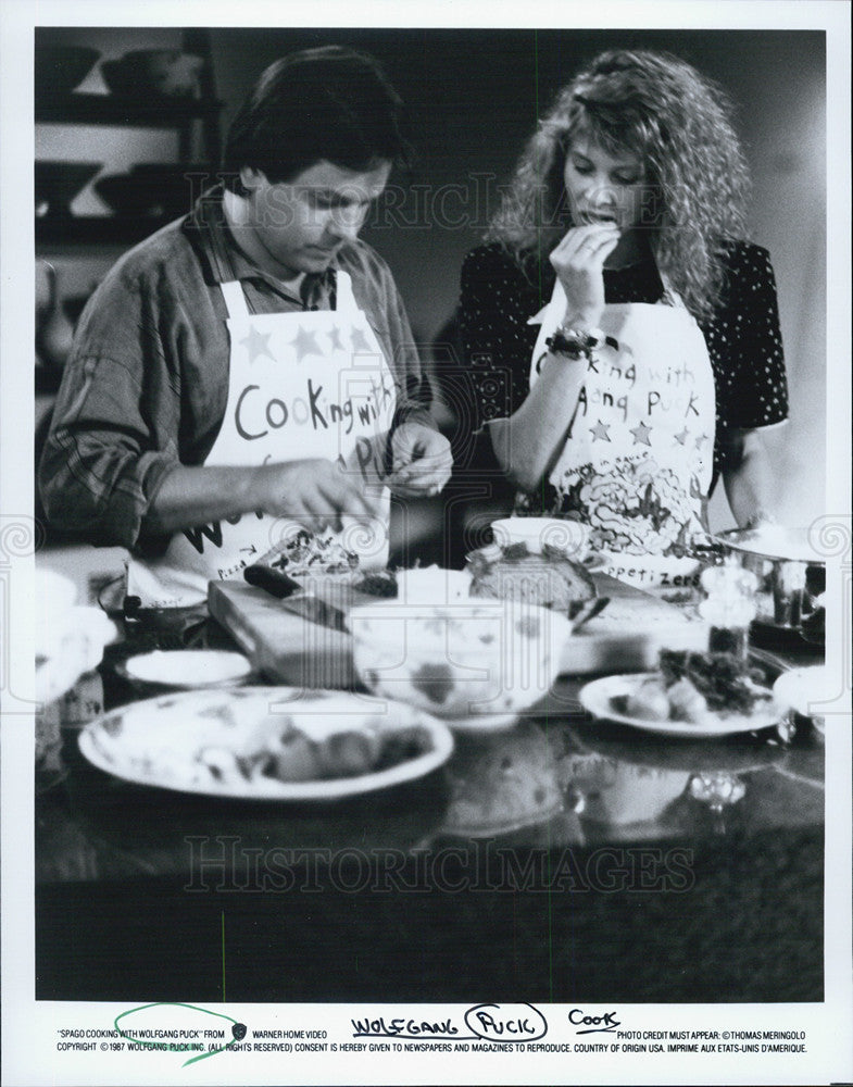 1987 Press Photo &quot;Spago Cooking with Wolfgang Puck&quot; featuring Kate Capshaw - Historic Images