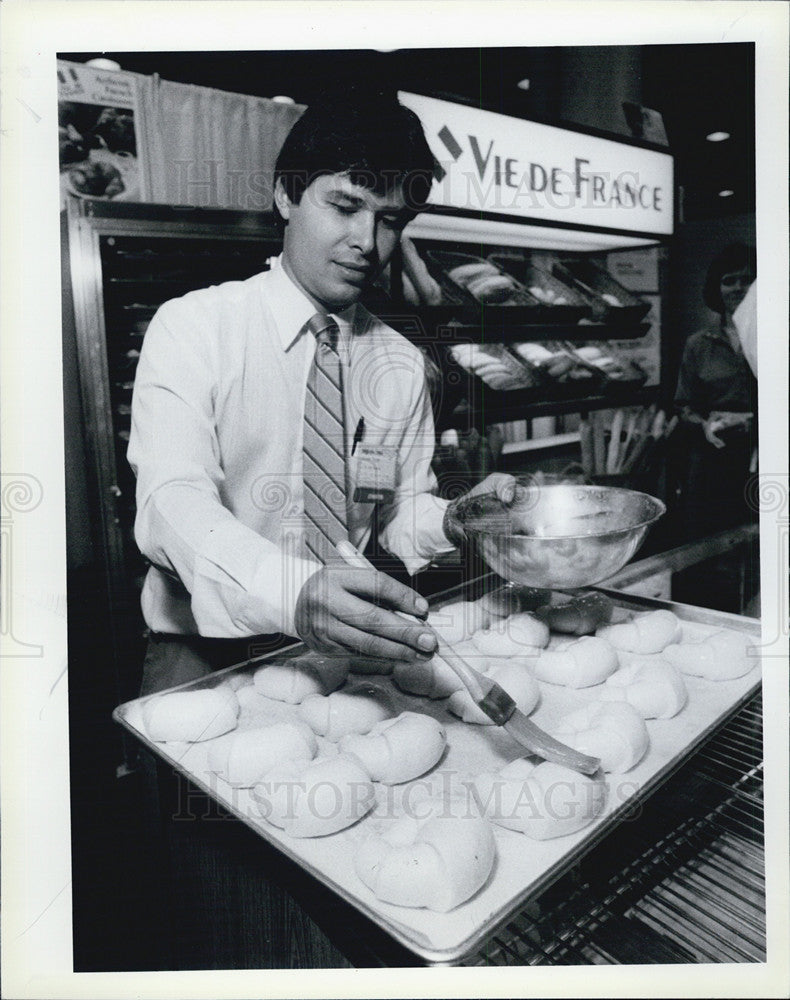 1984 Press Photo of Cenan A. Pulak, technical director for Vie de France Corp. - Historic Images