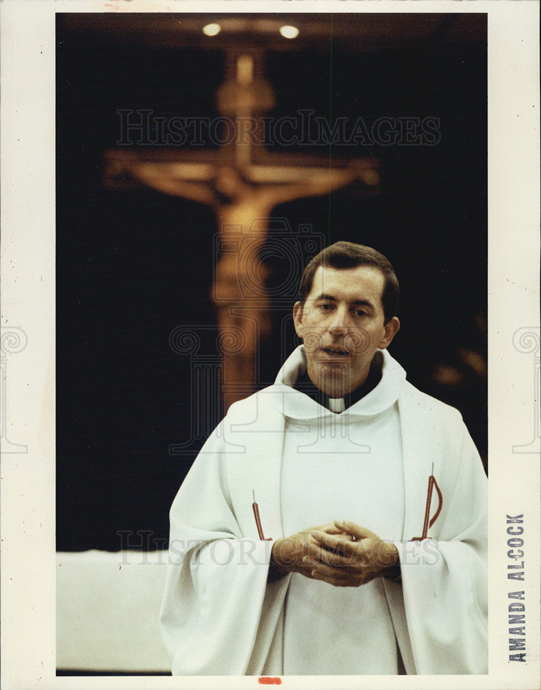 1991 Press Photo of Rev. Kenneth Przybyia doing mass at St. John in Viola - Historic Images