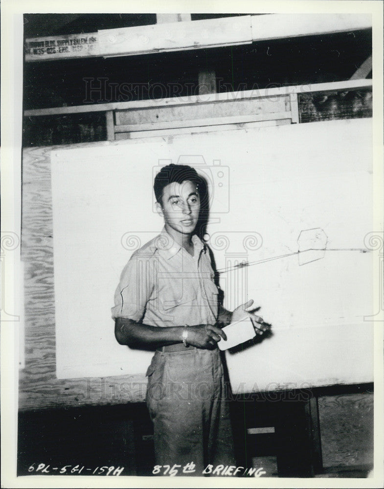 1945 Press Photo Roman Pucinski at briefing for Saigon bombing - Historic Images