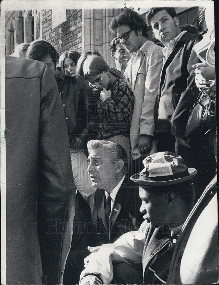 1968 Press Photo Congressman Roman Pucinski and students - Historic Images