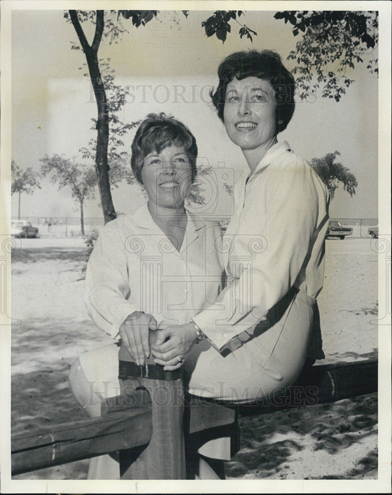 1967 Press Photo Singers Barbara Seyfarth and Gloria Hoffman of the Barbershop H - Historic Images