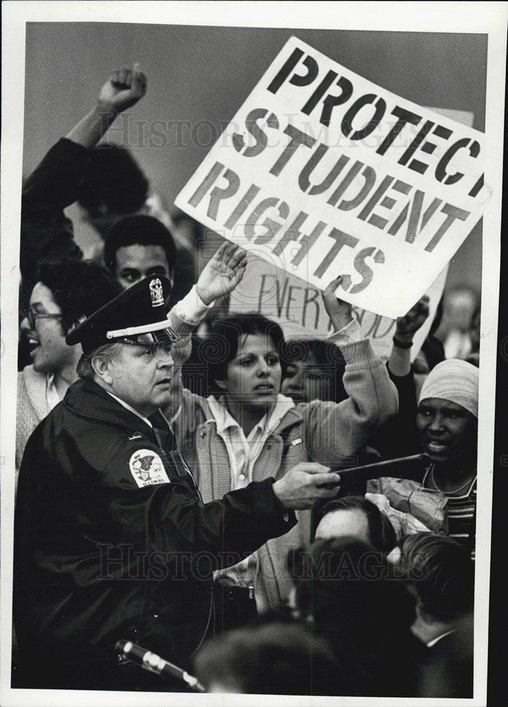 1979 Press Photo Cops restrain protestors at IUCC student Union - Historic Images