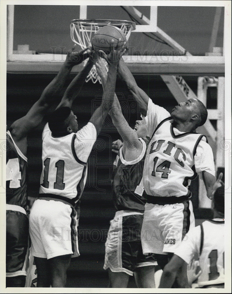 1991 Press Photo UIC Pavillion Flames play basketball - Historic Images