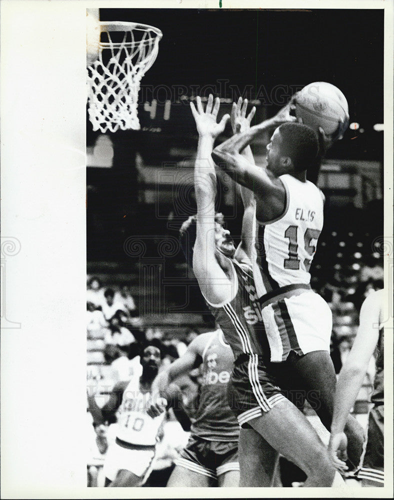 1983 Press Photo of UIC&#39;s John Ellis pulling up to score on Srecko Jaric - Historic Images