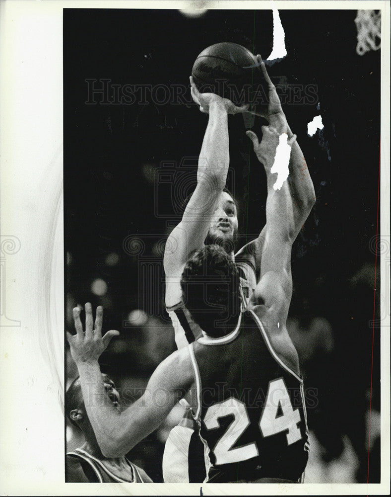 1984 Press Photo of UIC&#39;s Ivan Daniels scoring over W. IL Rick Resetich - Historic Images