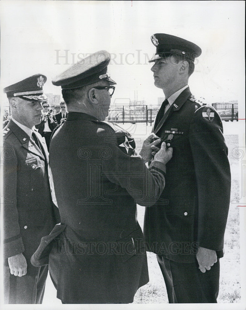 1968 Press Photo Maj. Gen. John H. Chiles awards Cadet Capt. William D. Bobco - Historic Images