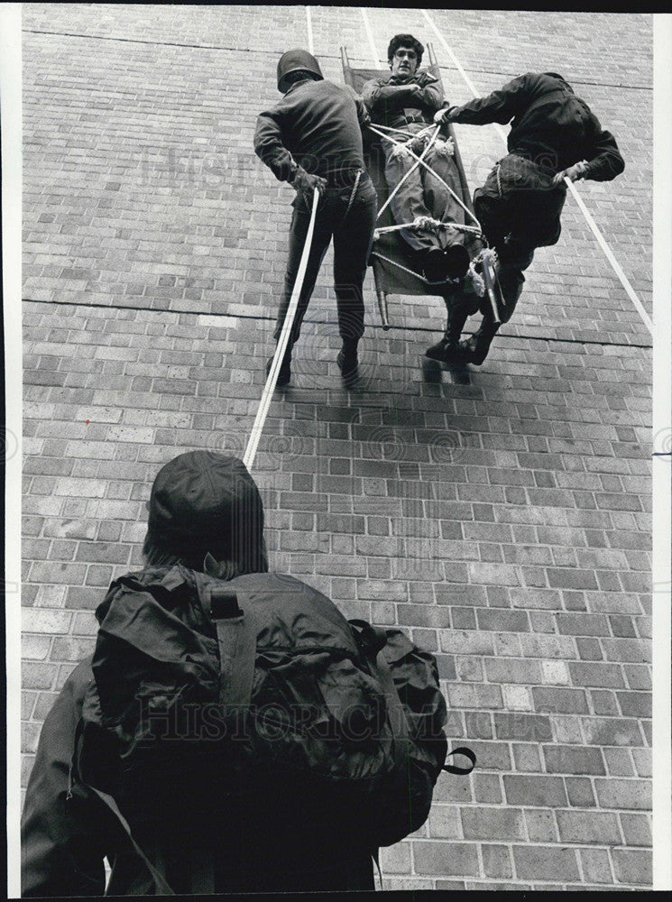 1977 Press Photo University of Illinois Chicago Circle Campus demonstrate rescue - Historic Images