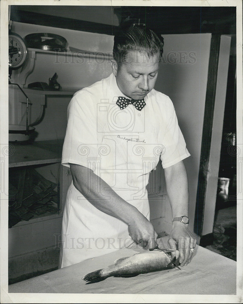 1954 Press Photo Vernon Burhop preparing fish for skillet - Historic Images