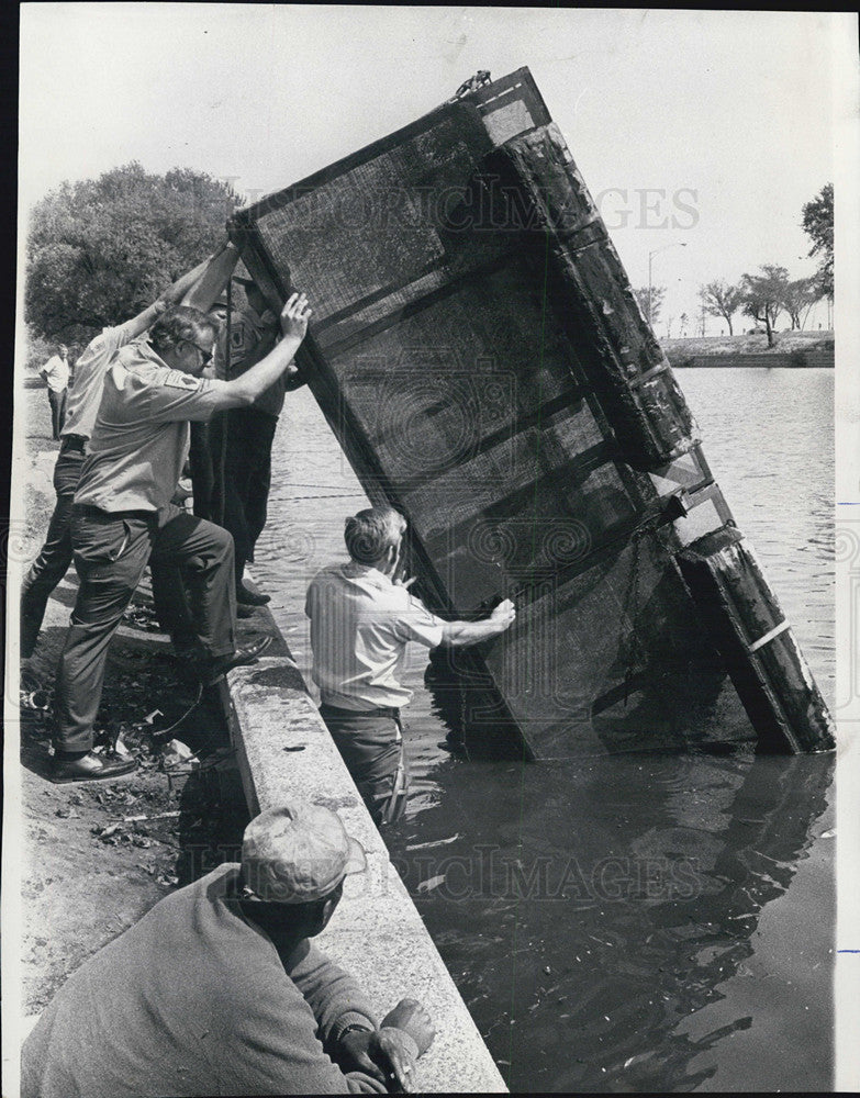 1972 Press Photo Ill Dept of Conservation stock lake with fish - Historic Images