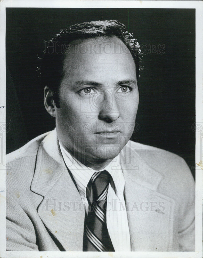 1975 Press Photo Policeman, Author Joseph Wambaugh &quot;Police Story&quot; - Historic Images