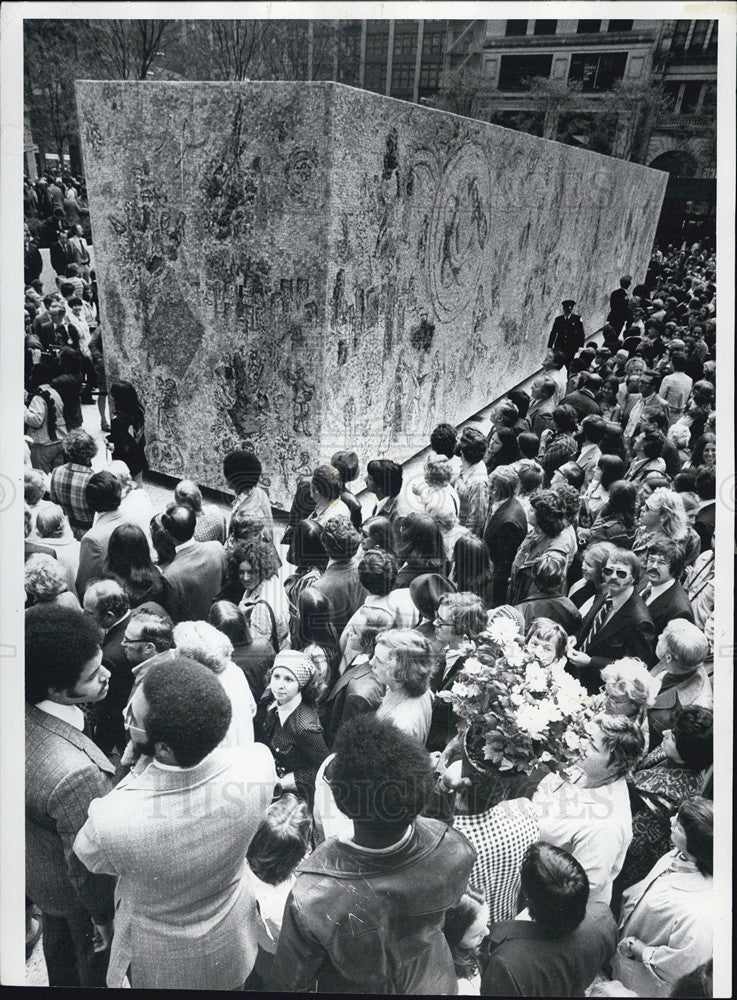 1974 Press Photo A crowd is on hand to view the Mossic for the first time - Historic Images