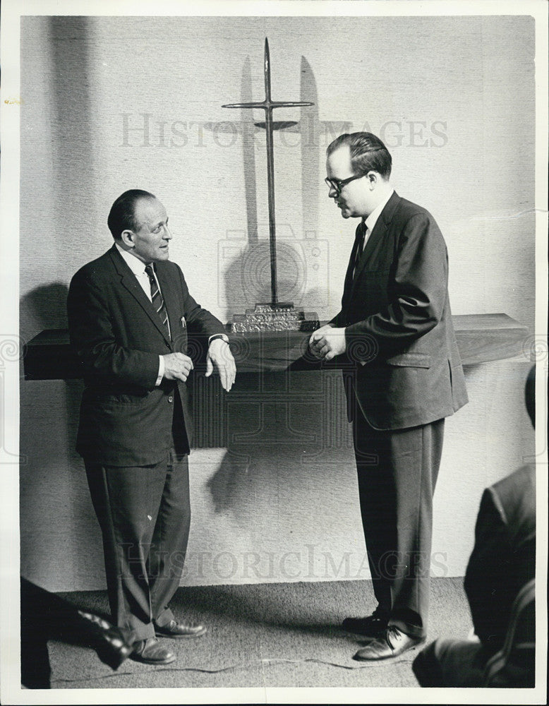 1966 Press Photo Egon Weiner Chicago Art Institute William Maloney Pastor - Historic Images