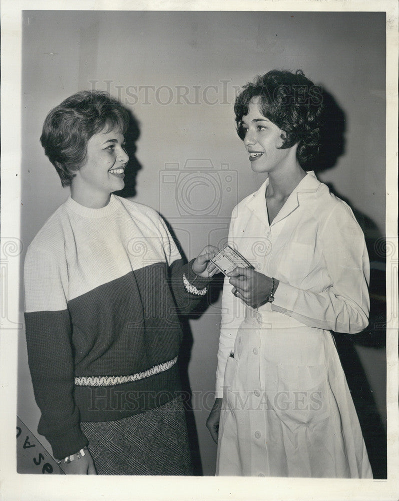1963 Press Photo Director of Travel Services for Sun-Times, Ann Miller - Historic Images