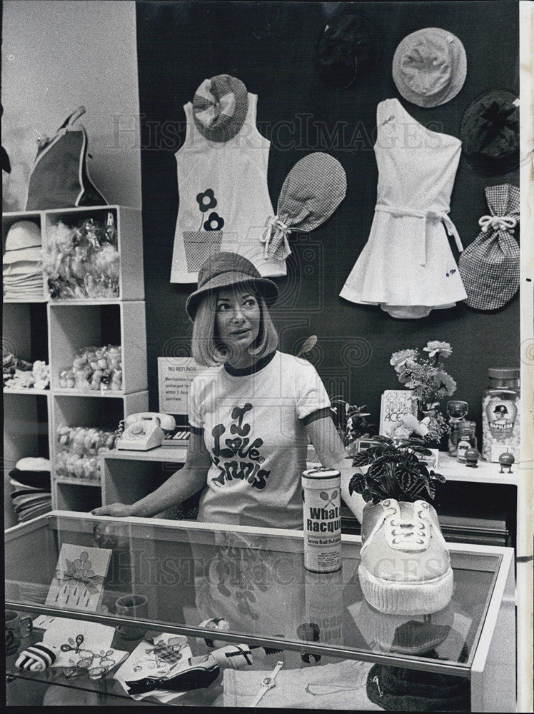 1974 Press Photo Mimi Porters Owner Tennis Racket Shop - Historic Images