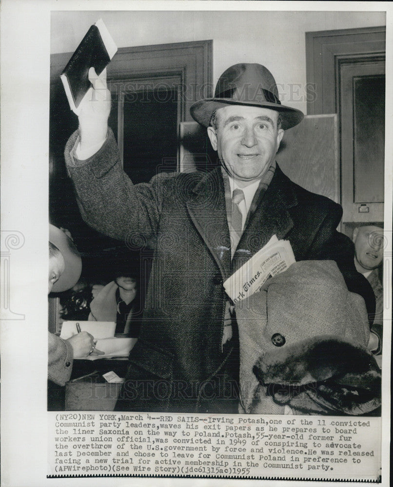 1955 Press Photo Convicted Communist Party leader Irving Potash leaving the U.S - Historic Images