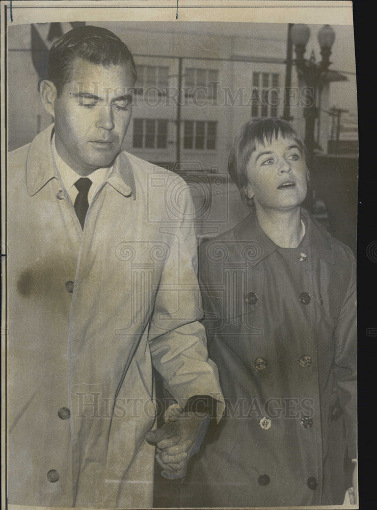 Press Photo Mr. and Mrs. Kenneth Porter arrive at courthouse so Mrs. Porter can - Historic Images