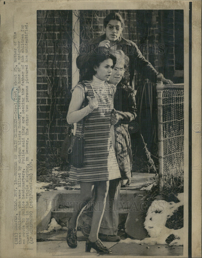 1974 Press Photo Mother of slain children Carol Ypat at police hdqtrs - Historic Images