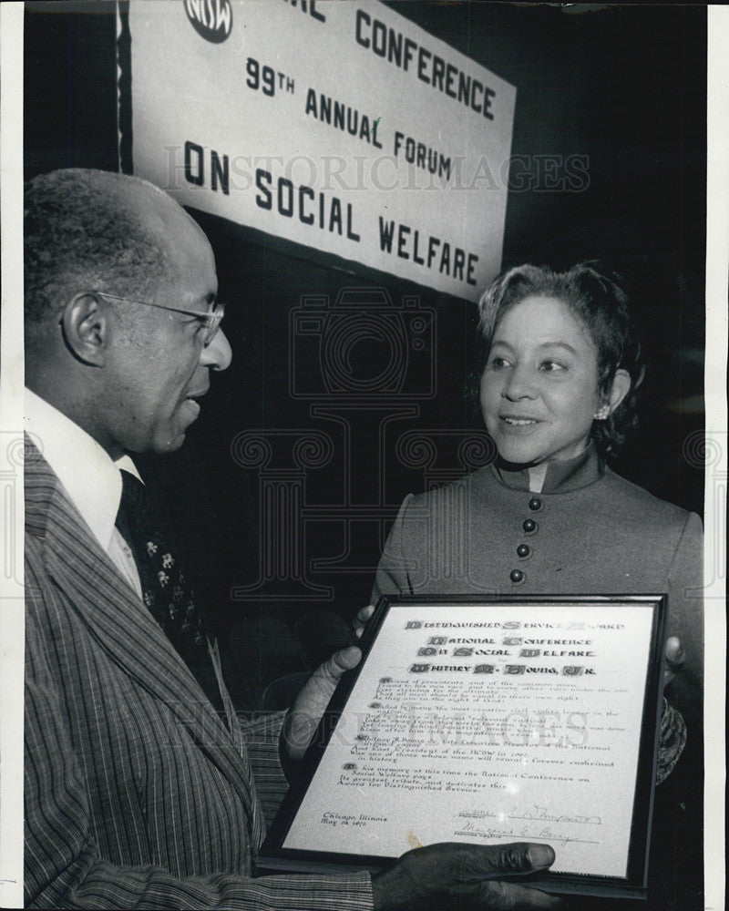 1972 Press Photo Mrs. WHitney M Young, Jr. accepts award on behalf of her late h - Historic Images