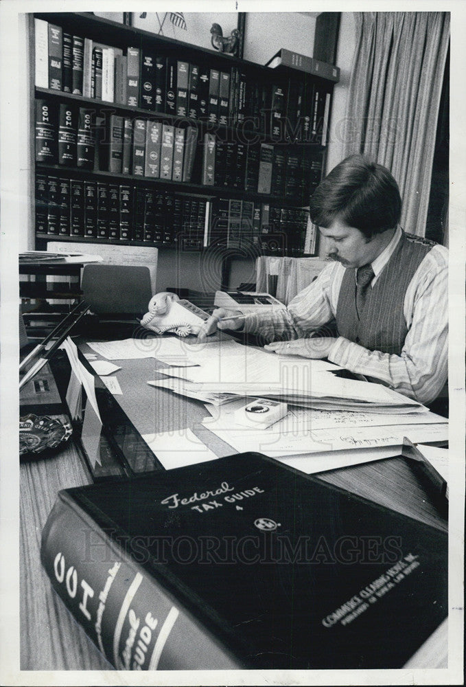 1976 Press Photo Lawyer Frank Zeman - Historic Images