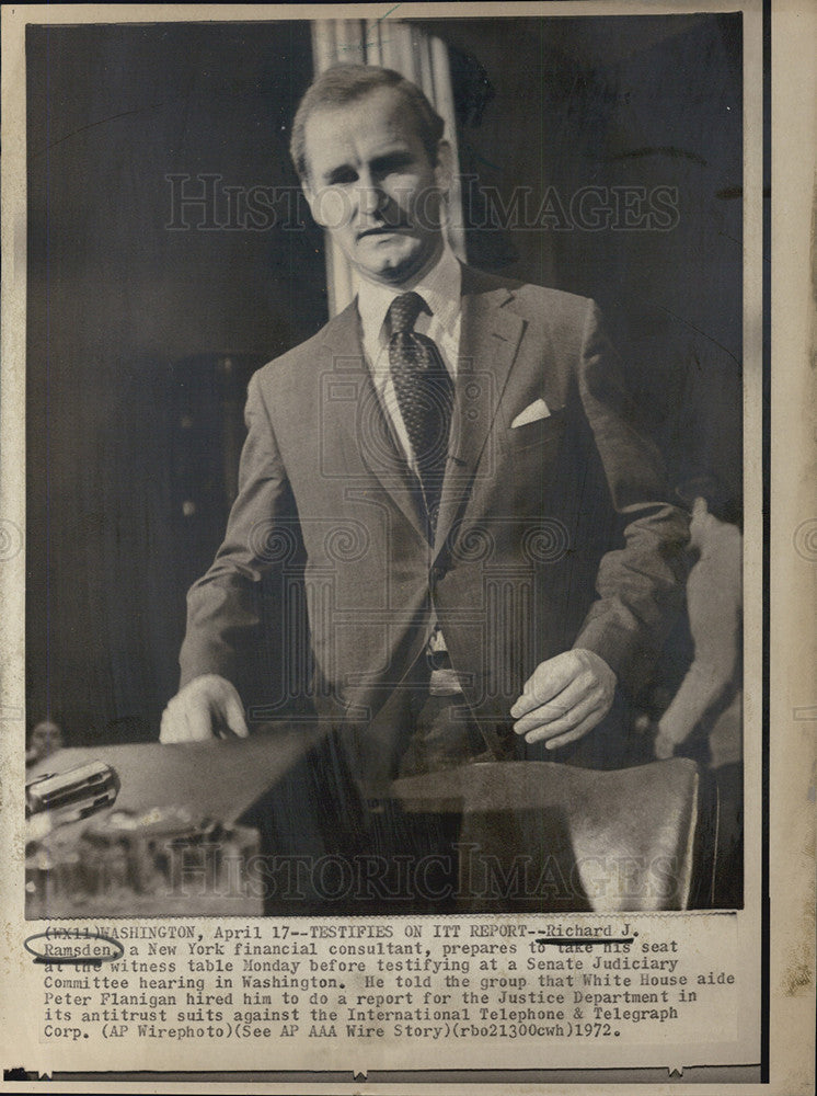 1972 Press Photo Richard Ramsden New York Financial Consultant ITT Report - Historic Images