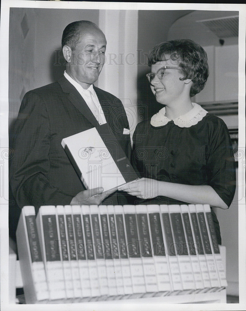 1962 Press Photo Albert Radley World Book Award Christina Arch Essay Contest - Historic Images