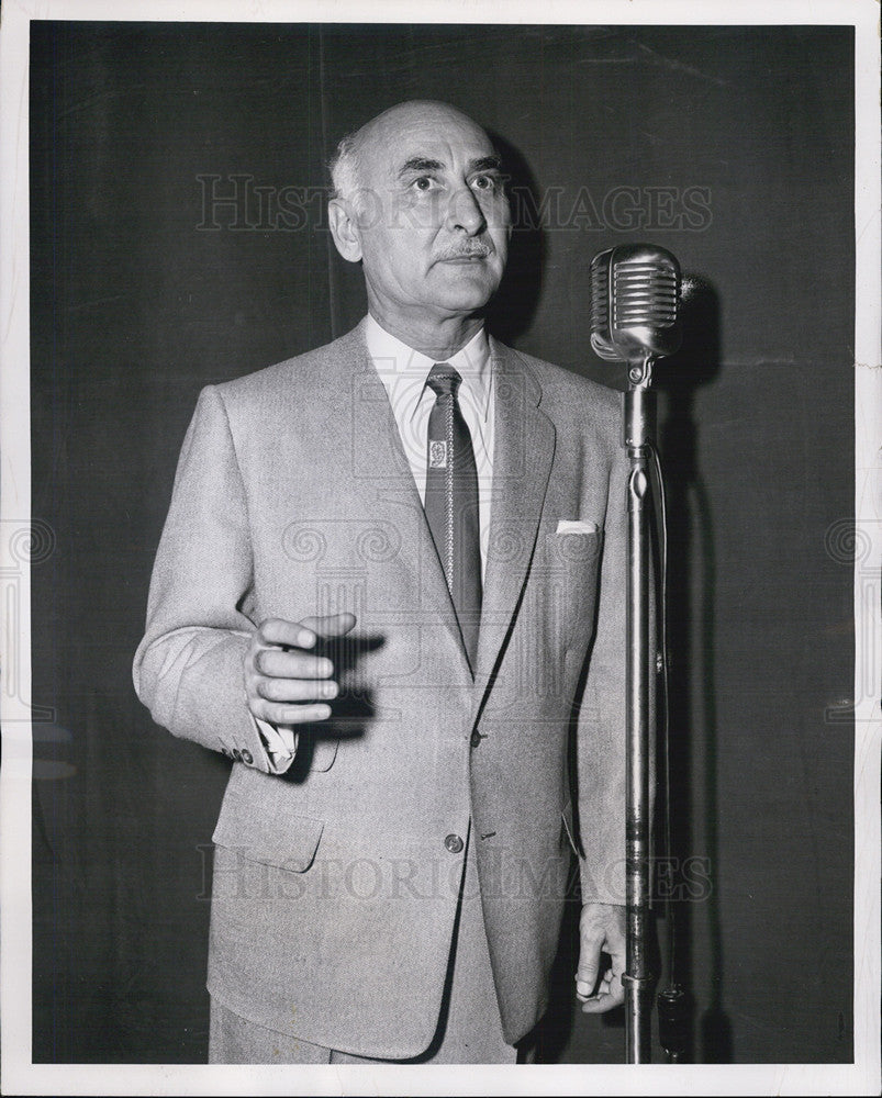 1954 Press Photo Dr Caesar Portes Director of Chicago&#39;s Cancer Prevention Center - Historic Images