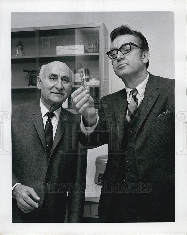 1968 Press Photo Doctor Caesar Porter - Historic Images
