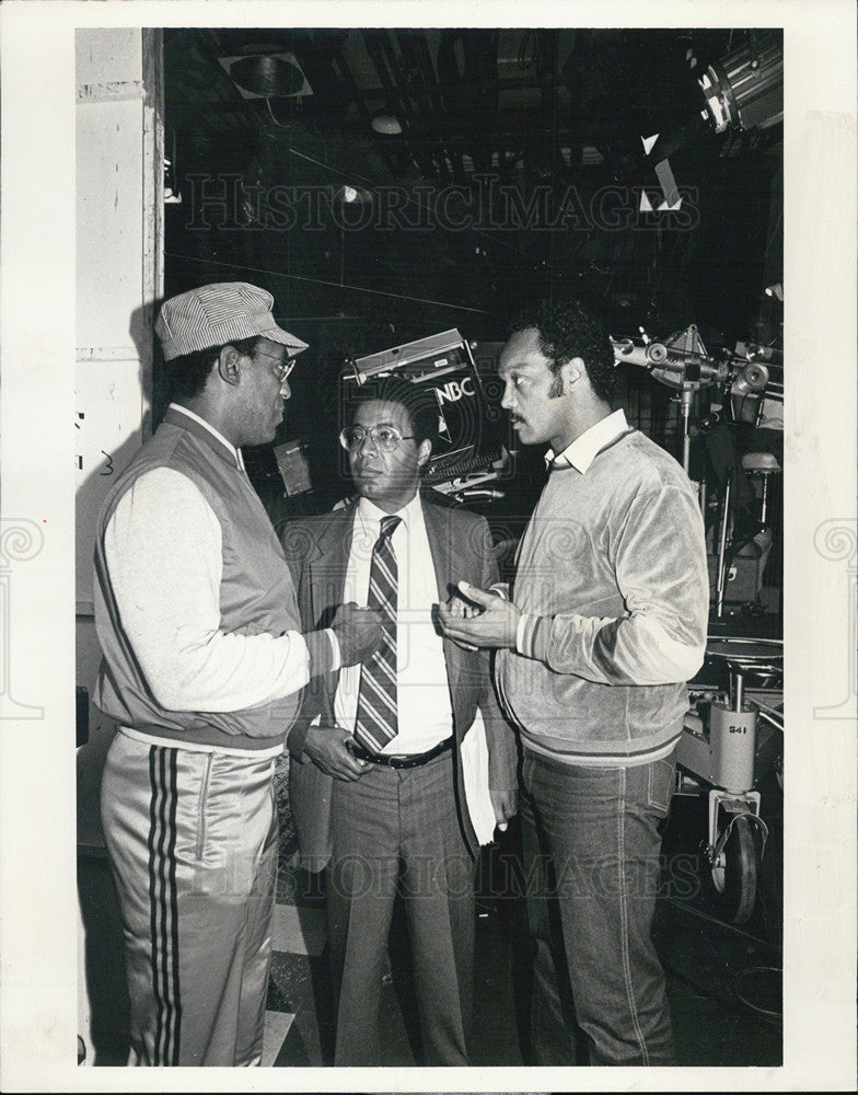 1982 Press Photo Bill Cosby On &quot;Cosby&quot; Set With Dr. Alvin Poussaint - Historic Images