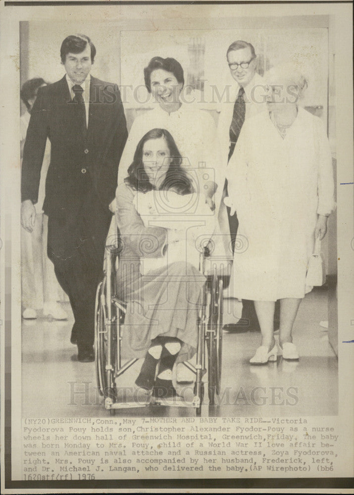 1976 Press Photo Victoria Fyodorova Pouy Leaving Hospital with New Born Son - Historic Images