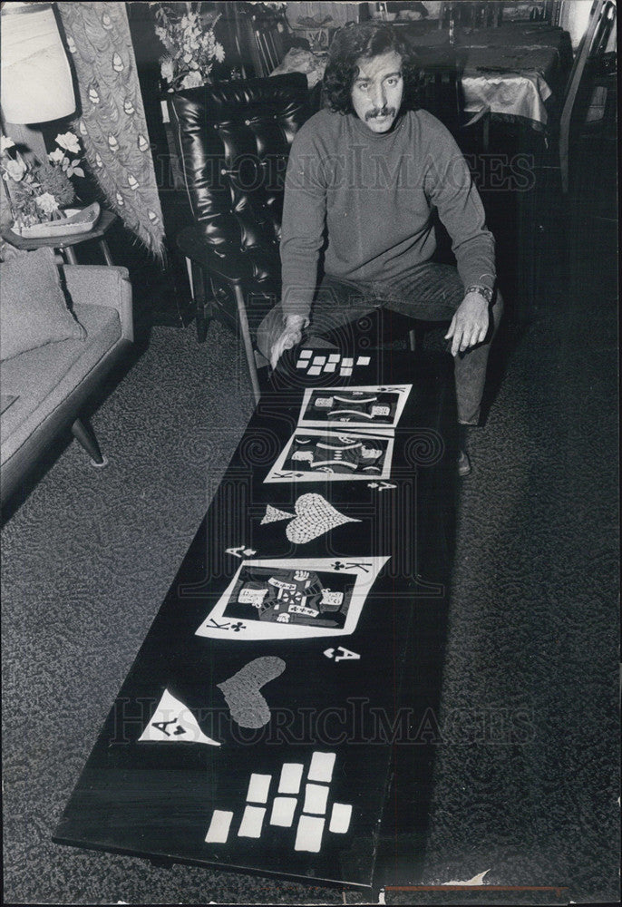 1971 Press Photo Artist and his painting of poker hand - Historic Images