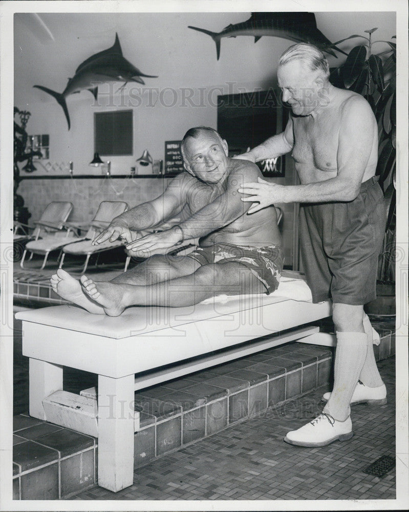 1958 Press Photo of physical culturist Charlie Postl helping a man do sit-ups - Historic Images