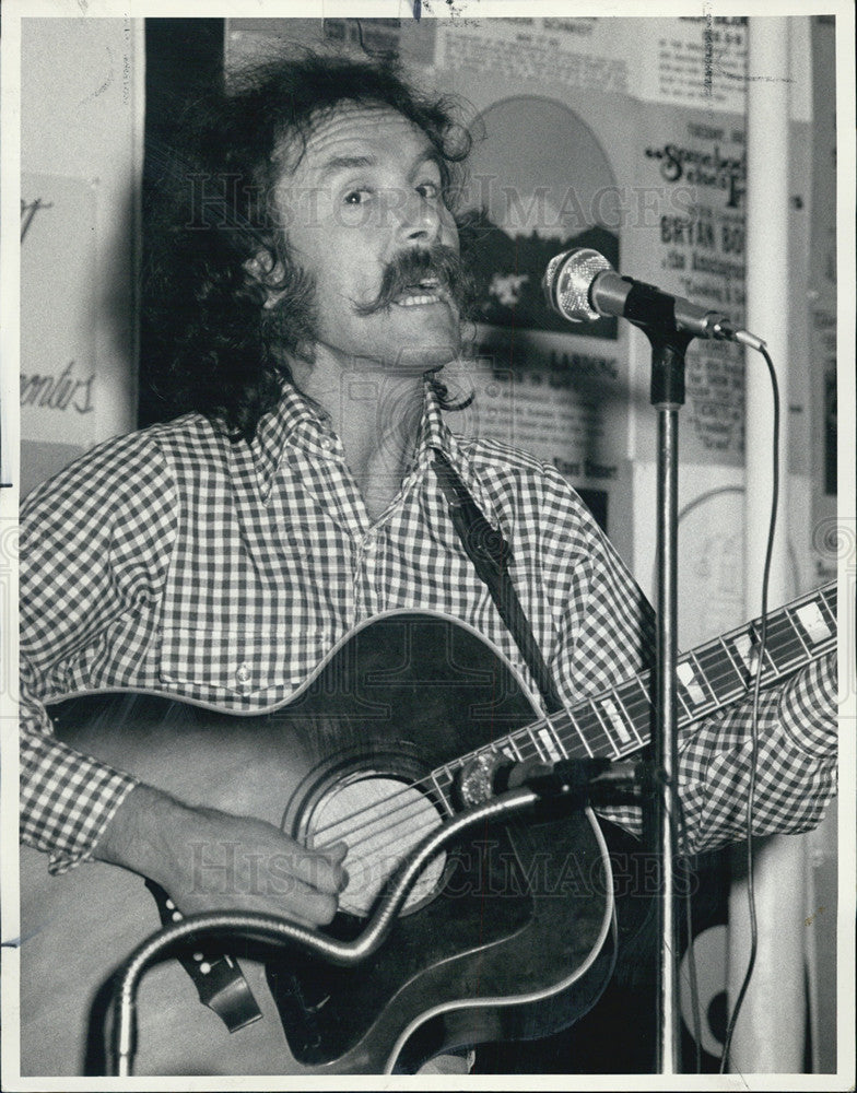 1974 Press Photo of American folk singer-songwriter Jim Post performing - Historic Images