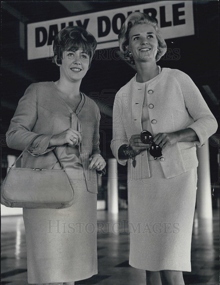 1966 Press Photo Mrs Edward mooney &amp; Mrs Terence J Shwea at the racetrack - Historic Images