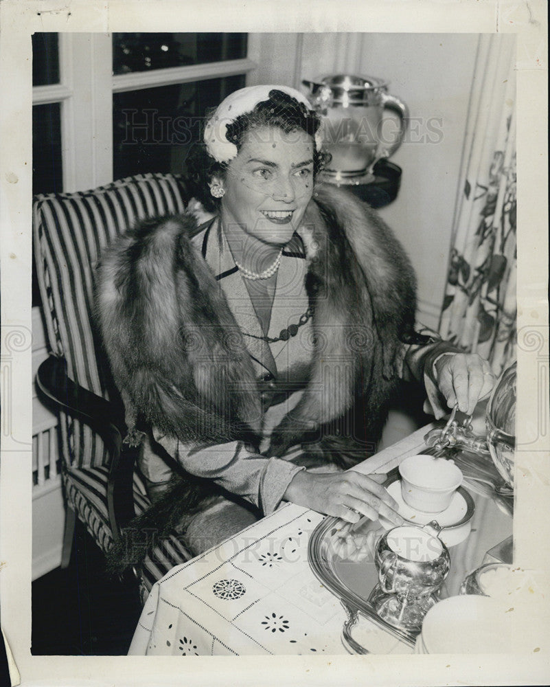 1955 Press Photo Mrs Mooney in her fur wrap - Historic Images