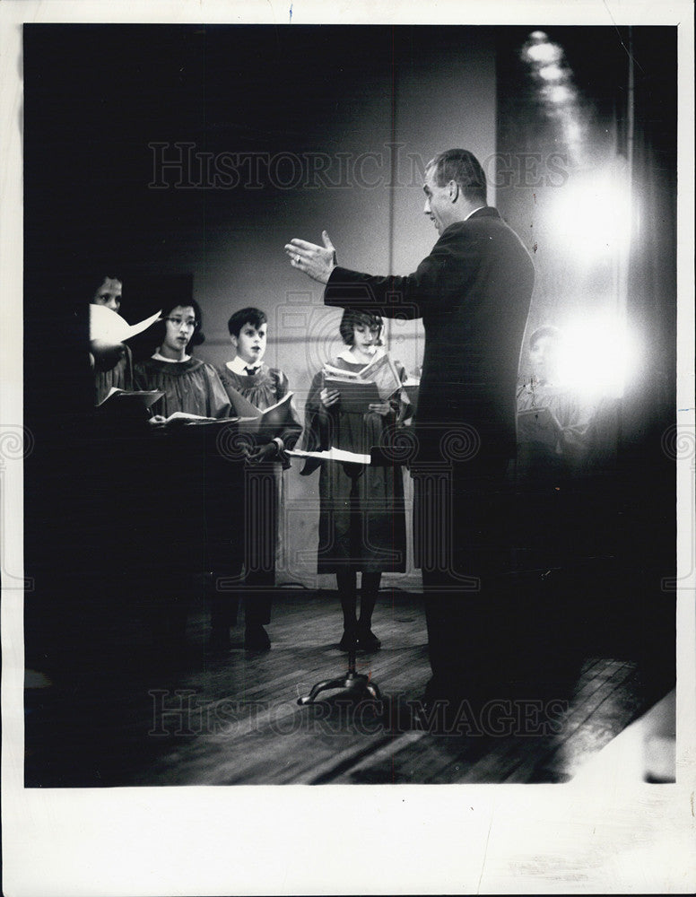 1963 Press Photo Rev Christopher Moore,directs his chorus - Historic Images