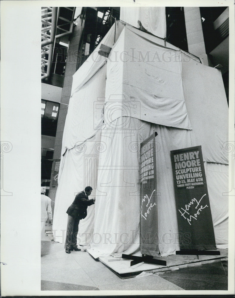 1983 Press Photo Security Guard peeks inside The set up of Henry Moore&#39;s Exhibit - Historic Images