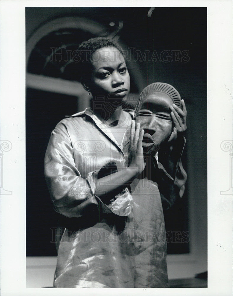 1995 Press Photo Regina Taylor stars in Escape From Paradise - Historic Images