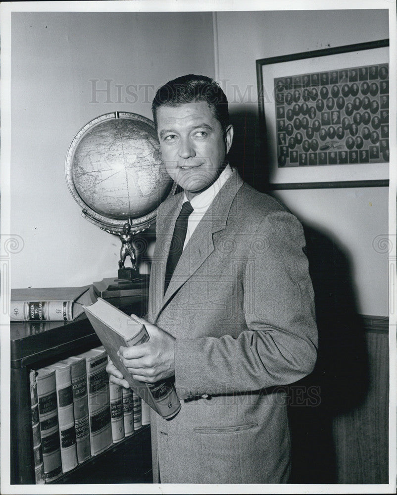 1955 Press Photo Dennis Morgan in &quot;Crossroads&quot; - Historic Images