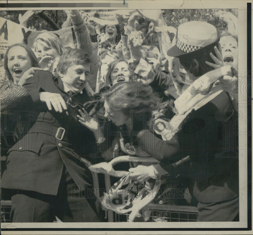 1975 Press Photo Policeman try to restrain fans from The Osmonds - Historic Images